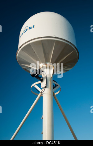 Internet Telefon VoIP-Satellitenantenne auf einem Schiffsdeck Stockfoto