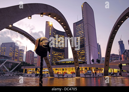 Toronto City Hall am frühen Abend mit Ai Weiwei chinesische Sternzeichen Skulpturen im Innern der Spiegelteich im Jahr 2013 Stockfoto