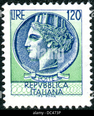 Italien - CIRCA 1977: Eine Briefmarke gedruckt in Italien, zeigt Italia Turrita nach Syracusean Münze, ca. 1977 Stockfoto