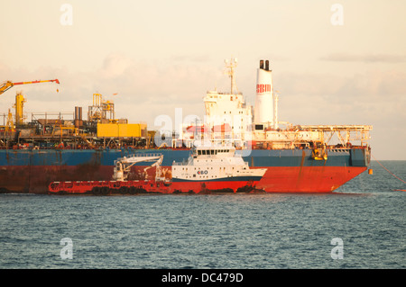 FPSO Espadarte arbeiten für Petrobras Offshore-Rio De Janeiro, Brasilien, mit Boot neben. Stockfoto