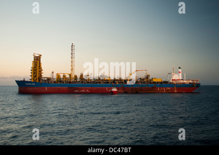 Espadarte FPSO Ölbohrgerät Schiff, arbeitet für Petrobras brasilianischen Öl-und Gasunternehmen, in Campos Basin, Offshore Rio de Janeiro Staat, Brasilien. 2010/2011. Stockfoto