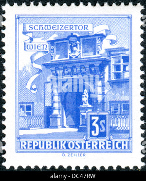 Österreich - ca. 1962: Eine Briefmarke gedruckt in Österreich, zeigt die Schweizer Tor, Wien, Hofburg, ca. 1962 Stockfoto