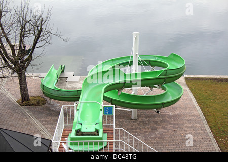 Grünes Wasser-Rutsche, am Ufer Sees Stockfoto