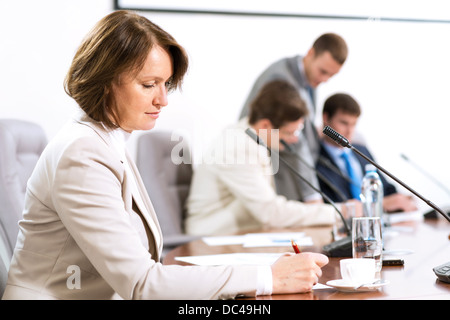 Senior Business-Frau, die mit Dokumenten arbeiten Stockfoto