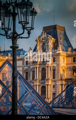 Glas-Pyramiden und Architektur des Musée du Louvre, Paris Frankreich Stockfoto