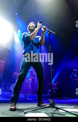 Calella de Palafrugell, Girona, Spanien 8. August 2013. Der spanische Sänger Pablo Alborán präsentiert ihr zuletzt arbeiten 'Tanto' auf dem Cap Roig Festival in Calella de Palafrugell Provinz Girona, Katalonien. Pablo Alborán Musik begeistert hat Millionen von Menschen in Lateinamerika, Portugal und Spanien. Bildnachweis: Pablo Guillen/Alamy Live-Nachrichten Stockfoto