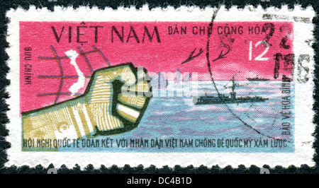 VIETNAM - CIRCA 1964: Briefmarke gedruckt in Vietnam, abgebildete Faust, Flugzeuge, u-Boot, ca. 1964 Stockfoto