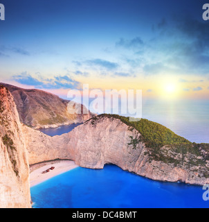 Panoramablick auf der Insel Zakynthos, Griechenland mit einem Schiffbruch auf dem sandigen Strand bei Sonnenuntergang Stockfoto