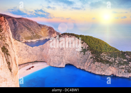 Ansicht der Insel Zakynthos, Griechenland mit einem Schiffswrack am Strand bei Sonnenuntergang Stockfoto