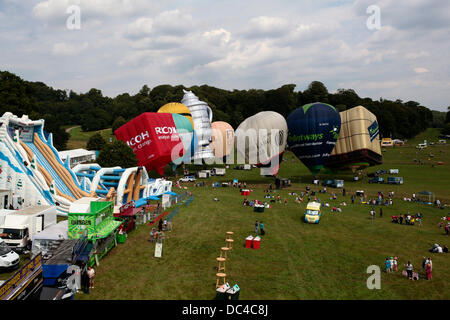 Eine Masse von Heißluftballons aus der 2013 Bristol Balloon Fiesta sind angebunden an den Boden bei Ashton Gericht Stockfoto