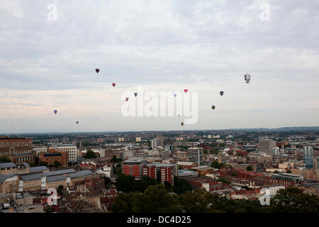 Eine Masse von Heißluftballons aus der 2013 Bristol Balloon Fiesta schweben vorbei Cabot Tower am Abend Stockfoto