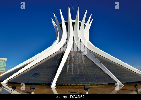 Brasilien, Brasilia: Außen Ansicht der Kathedrale Catedral Metropolitana da Nossa Senhora da Aparecida von Brasilia Stockfoto