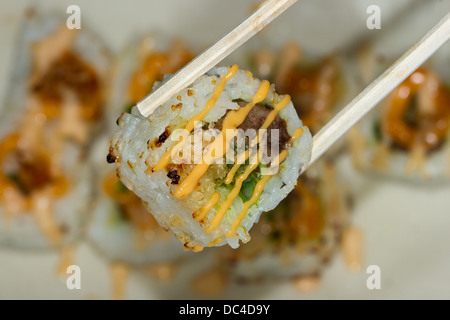 Authentische japanische Küche mit einem zeitgenössischen amerikanischen Flair fotografiert. Surf And Turf mit Shrimps und gegrilltem Teriyaki Beef roll Stockfoto