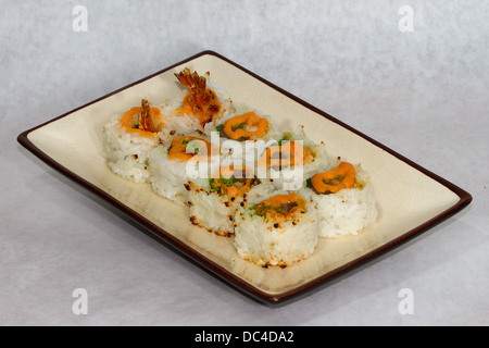 Authentische japanische Küche mit einem zeitgenössischen amerikanischen Flair fotografiert. Surf And Turf mit Shrimps und gegrilltem Teriyaki Beef roll Stockfoto