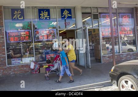 8. August 2013 - Los Angeles, Kalifornien, USA - sieht ein Schaufenster in Garfield Lincoln Plaza auf Donnerstag, 8. August 2013 in Monterey Park, Kalifornien. Vor was ein Ratsmitglied berufen einen '' Wirbelwind von Wut und Verwirrung,'' der Monterey Park Stadtrat einstimmig um handeln auf eine Code-Änderung zu verzögern, die kommerziellen Schaufenster Schilder anzuzeigenden zumindest einige '' modernes Latein '' Schriftzug erfordert hätten. Der alte Code, der englische Buchstaben oder Sprache auf Schaufenster Schilder benötigt, wurde Anfang dieses Jahres in eine allgemeine Überarbeitung der Alterung Gesetze wegen der Befürchtung, es könnte sein, Unc entfernt Stockfoto