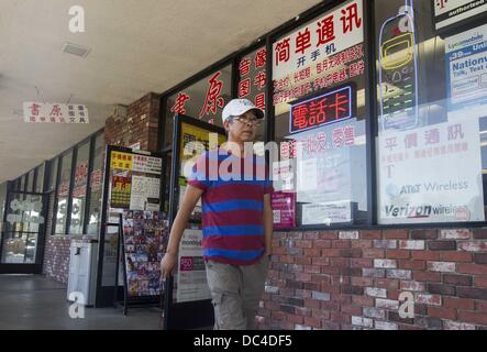 8. August 2013 - Los Angeles, Kalifornien, USA - sieht ein Schaufenster in Garfield Lincoln Plaza auf Donnerstag, 8. August 2013 in Monterey Park, Kalifornien. Vor was ein Ratsmitglied berufen einen '' Wirbelwind von Wut und Verwirrung,'' der Monterey Park Stadtrat einstimmig um handeln auf eine Code-Änderung zu verzögern, die kommerziellen Schaufenster Schilder anzuzeigenden zumindest einige '' modernes Latein '' Schriftzug erfordert hätten. Der alte Code, der englische Buchstaben oder Sprache auf Schaufenster Schilder benötigt, wurde Anfang dieses Jahres in eine allgemeine Überarbeitung der Alterung Gesetze wegen der Befürchtung, es könnte sein, Unc entfernt Stockfoto