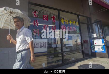 8. August 2013 - Los Angeles, Kalifornien, USA - sieht ein Schaufenster in Garfield Lincoln Plaza auf Donnerstag, 8. August 2013 in Monterey Park, Kalifornien. Vor was ein Ratsmitglied berufen einen '' Wirbelwind von Wut und Verwirrung,'' der Monterey Park Stadtrat einstimmig um handeln auf eine Code-Änderung zu verzögern, die kommerziellen Schaufenster Schilder anzuzeigenden zumindest einige '' modernes Latein '' Schriftzug erfordert hätten. Der alte Code, der englische Buchstaben oder Sprache auf Schaufenster Schilder benötigt, wurde Anfang dieses Jahres in eine allgemeine Überarbeitung der Alterung Gesetze wegen der Befürchtung, es könnte sein, Unc entfernt Stockfoto