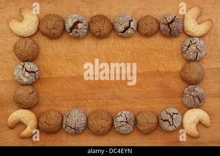 Haselnuss, Schokolade und Ingwer Cookies Frame auf Holzbrett, Textfreiraum Stockfoto