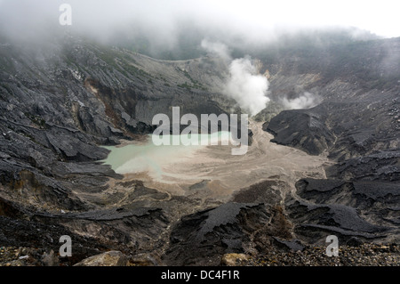 Kawah Ratu oder Queen es Krater des Mount Tangkuban Perahu, Bandung, West-Java, Indonesien Stockfoto