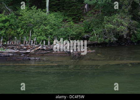 Ein verlassenes Schiff am Ufer des Lake Superior in der Nähe von Bayfield, Wisconsin. Stockfoto