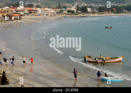 Traditionelle Fischer am Strand am Strand Garopaba, Santa Catarina, Süd-Brasilien Stockfoto