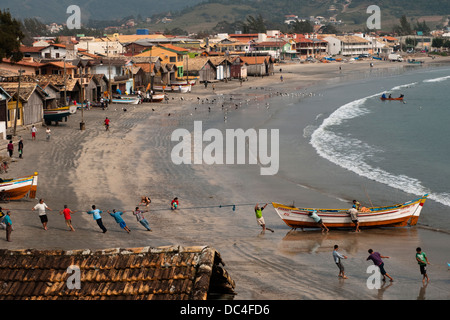 Traditionelle Fischer am Strand am Strand Garopaba, Santa Catarina, Süd-Brasilien Stockfoto