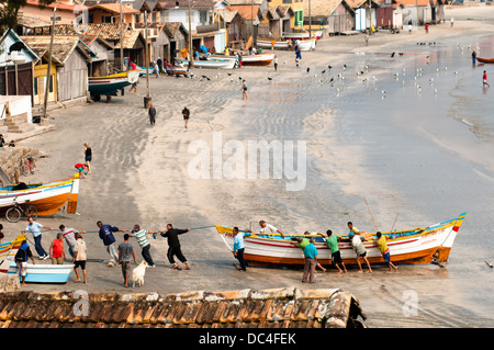 Traditionelle Fischer am Strand am Strand Garopaba, Santa Catarina, Süd-Brasilien Stockfoto