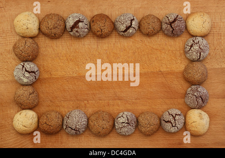 Haselnuss, Schokolade und Ingwer Cookies Frame auf Holzbrett, Textfreiraum Stockfoto