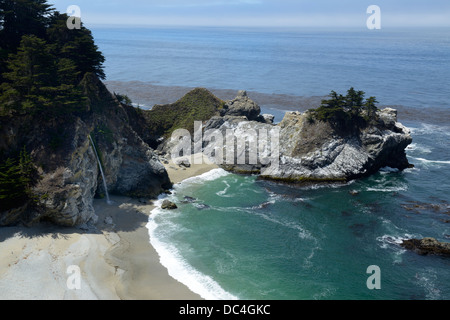 McWay Wasserfall, Julia Pfeiffer Burns State Park, Big Sur, Kalifornien Stockfoto
