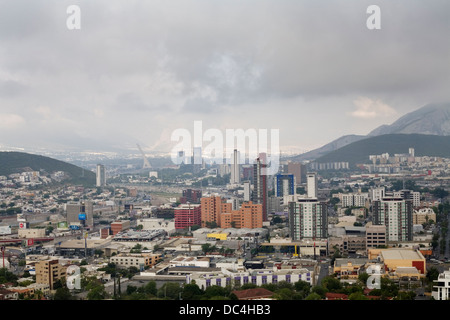 Mit Blick auf die Colonia San Jeronimo, mit Santa Catarina in der Ferne im Stadtgebiet von Monterrey, Mexiko. Stockfoto