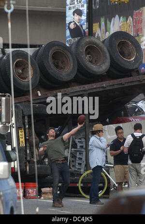 Detroit, Michigan, USA. 8. August 2013. Schauspieler Mark Wahlberg spielt fangen zwischen nimmt am Set von Transformers 4 in der Innenstadt von Detroit, MI am 8. August 2013. Bildnachweis: Mark Bialek/ZUMAPRESS.com/Alamy Live-Nachrichten Stockfoto