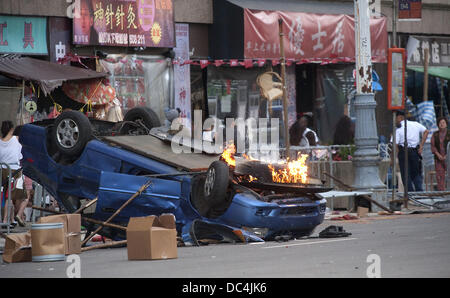 Detroit, Michigan, USA. 8. August 2013. Ein Auto ist auf Feuer am Set von Transformers 4 in der Innenstadt von Detroit, MI am 8. August 2013 beleuchtet. Bildnachweis: Mark Bialek/ZUMAPRESS.com/Alamy Live-Nachrichten Stockfoto