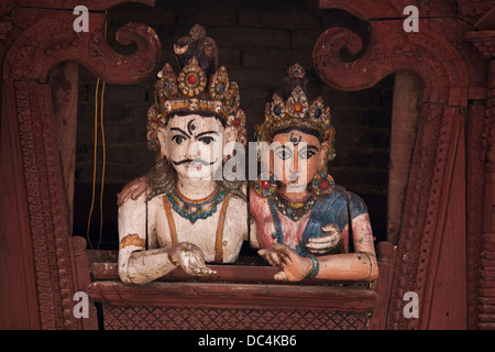 Shiva und Parvati Blick aus ihrem Fenster im Shiva-Parvati-Tempel, Durbar Square, Kathmandu. Stockfoto