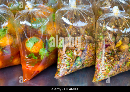 Scharfes Chili Essen verpackt in Plastiktüten auf einem Markt in Ao Nang, Thailand Stockfoto
