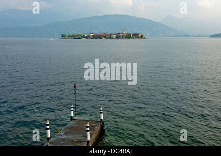 Blick über den Lago Maggiore See auf der Isola dei Pescatori Insel, Borromäischen Inseln, Stresa, Piemont, Italien Stockfoto