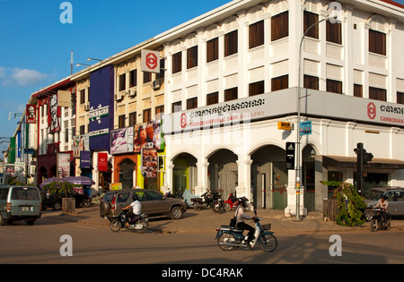 Straßenszene in der viel befahrenen Sivatha Straße mit dem Bau des kambodschanischen öffentliche Bank Plc (Campu Bank), Siem Reap, Kambodscha Stockfoto