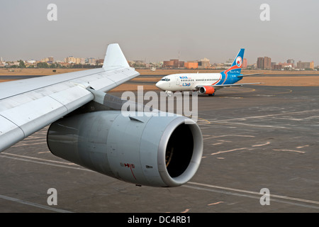 Bei Khartoum International Airport, Motor eines Airbus A340 und eine Boeing der Sudanesischen Nova Airways, Khartoum, Sudan Stockfoto