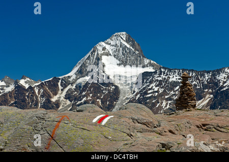 Weiß-rot-weiße Markierung von einem Wanderweg, Mt Bietschhorn hinter, Lötschental, Wallis, Schweiz Stockfoto