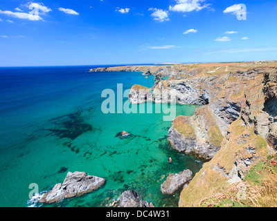Sommer Blick entlang Carnewas Klippen Cornwall England mit Bedruthan Steps im Hintergrund. Stockfoto