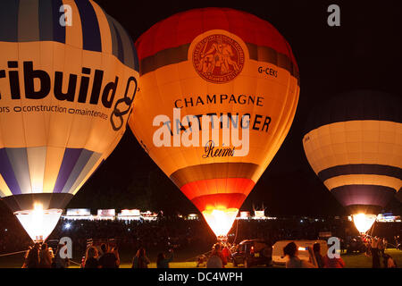 Bristol, UK. 8. August 2013. Luftballons am Nachthimmel Leuchten bei Nacht Leuchten an der 35. Bristol Balloon Fiesta Credit: Keithlarby/Alamy Live News Stockfoto