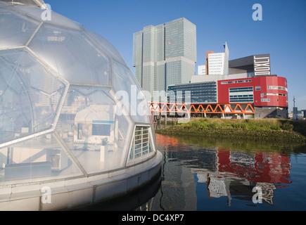 Schwebende Pavillon nachhaltige Architektur Rotterdam Niederlande mit dem neuen De Rotterdam Gebäude hinter Stockfoto