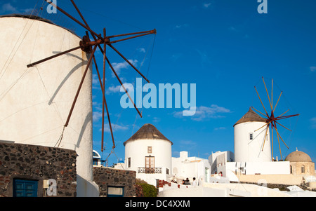 Traditionellen Windmühlen und weißen Gebäude in Oia Santorini Griechenland Stockfoto