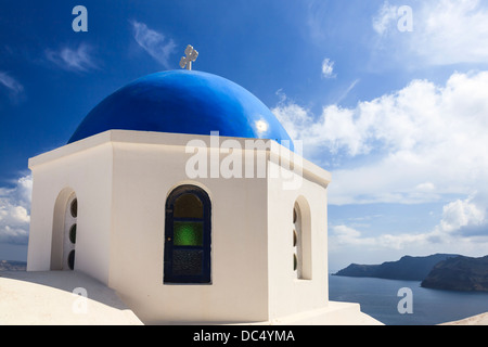 Schöne blaue Kuppelkirche mit Blick auf das Ägäische Meer in Oia Santorini Griechenland Europa Stockfoto
