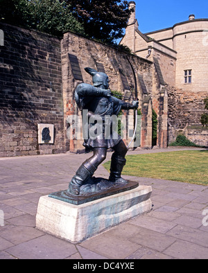 Bronzestatue von Robin Hood außerhalb der Burg, Nottingham, Nottinghamshire, England, Vereinigtes Königreich, West-Europa. Stockfoto