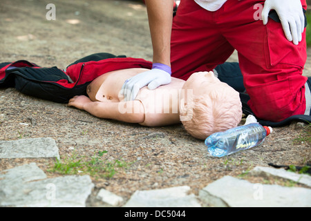 Sanitäter zeigt CPR an dummy Stockfoto