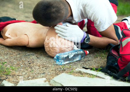CPR-Praktiker Airways an Dummy Prüfung Stockfoto