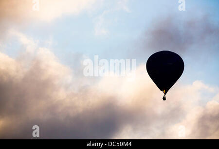 Bristol, UK. 9. August 2013. Ein Heißluftballon fliegt durch die Wolken an der Bristol International Balloon Fiesta. Die jährliche Veranstaltung lockt Tausende von Zuschauern, Ballonfahrer aus aller Welt nehmen in den Himmel über der Stadt zu sehen. 9. August 2013 Kredit: Adam Gasson/Alamy Live-Nachrichten Stockfoto