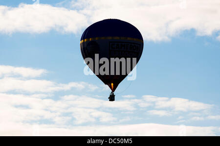 Bristol, UK. 9. August 2013. Ein Heißluftballon fliegt durch die Wolken an der Bristol International Balloon Fiesta. Die jährliche Veranstaltung lockt Tausende von Zuschauern, Ballonfahrer aus aller Welt nehmen in den Himmel über der Stadt zu sehen. 9. August 2013 Kredit: Adam Gasson/Alamy Live-Nachrichten Stockfoto