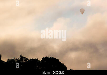 Bristol, UK. 9. August 2013. Ein Heißluftballon fliegt durch die Wolken an der Bristol International Balloon Fiesta. Die jährliche Veranstaltung lockt Tausende von Zuschauern, Ballonfahrer aus aller Welt nehmen in den Himmel über der Stadt zu sehen. 9. August 2013 Kredit: Adam Gasson/Alamy Live-Nachrichten Stockfoto