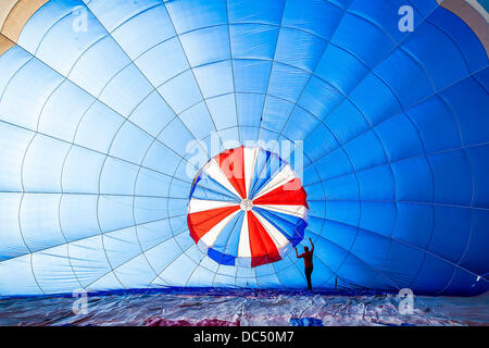 Bristol, UK. 9. August 2013. Eine Heißluft-Ballon-Pilot prüft das Innere eines Ballons bei Bristol International Balloon Fiesta. Die jährliche Veranstaltung lockt Tausende von Zuschauern, Ballonfahrer aus aller Welt nehmen in den Himmel über der Stadt zu sehen. 9. August 2013 Kredit: Adam Gasson/Alamy Live-Nachrichten Stockfoto